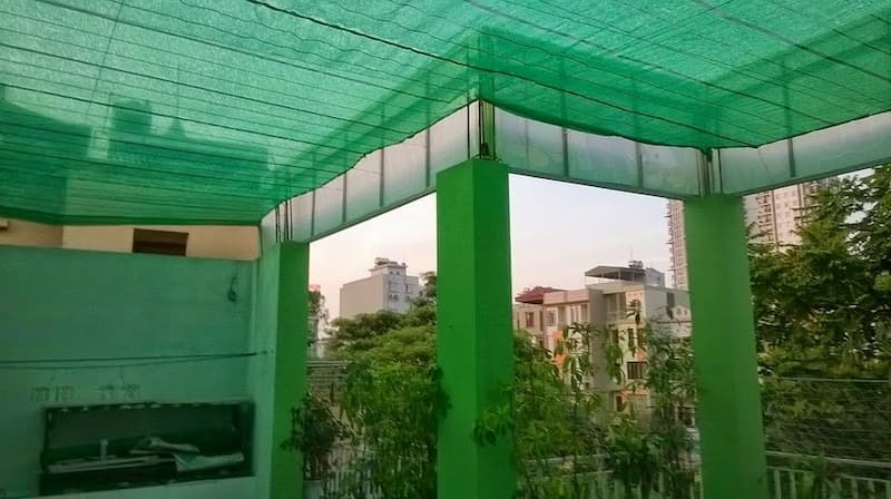Sử dụng lưới che nắng cho mái tôn