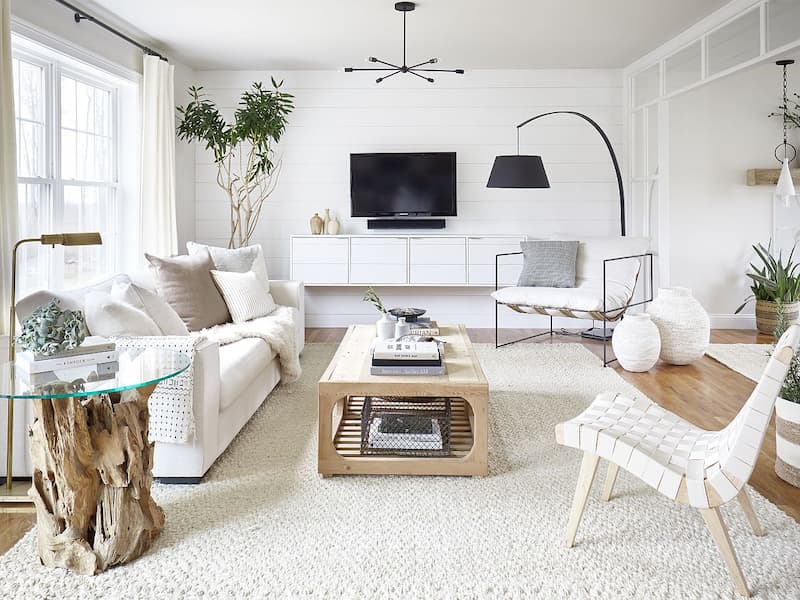 Sử dụng nội thất bằng chất liệu vải và màu sáng giúp không gian sống thoải mái hơn